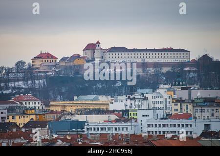 Brno, République tchèque.26th décembre 2021.Vue sur le château de Spilberk depuis la villa Tugendhat à Brno, République Tchèque, qui accueille des visites guidées spéciales pour marquer 20 ans depuis son entrée sur la liste du patrimoine mondial de l'UNESCO, le dimanche 26 décembre 2021.Crédit : Patrik Uhlir/CTK photo/Alay Live News Banque D'Images