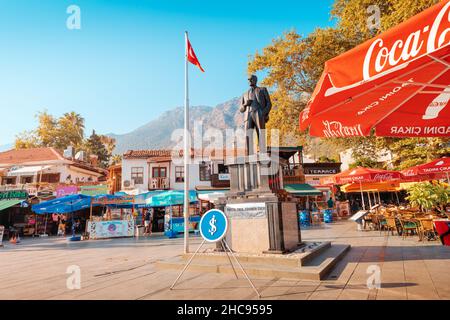 26 août 2021, Kas, Turquie : la place principale de la ville de Kash avec un monument à Kemal Ataturk Banque D'Images