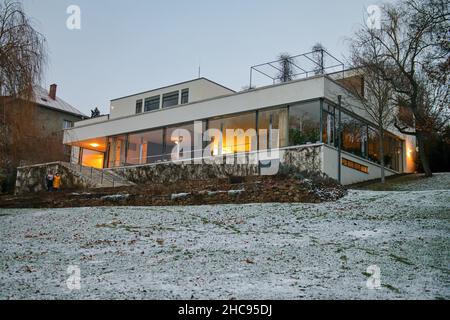 Brno, République tchèque.26th décembre 2021.Visites guidées spéciales à la Villa Tugendhat, à Brno, République Tchèque, qui marque 20 ans depuis son entrée sur la liste du patrimoine mondial de l'UNESCO, le dimanche 26 décembre 2021.Crédit : Patrik Uhlir/CTK photo/Alay Live News Banque D'Images