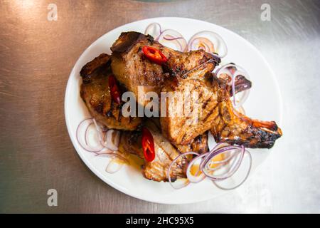 Côtelettes de grillades au barbecue servies en portions dans la cuisine du restaurant. Plaques avec plat à viande en gros plan. Banque D'Images