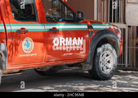 26 août 2021, Finike, Turquie: Les véhicules de protection contre les incendies et forestiers attendent des appels pour réagir et éteindre des feux de forêt destructeurs Banque D'Images