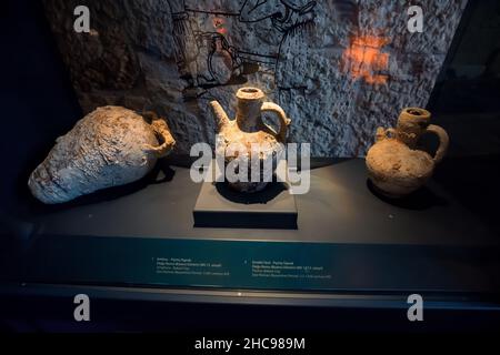 26 août 2021, Andriake, Turquie : l'ancienne amphore grecque a été fabriquée par des potiers à partir d'argile et a été utilisée pour transporter l'huile d'olive et le vin.Exposition éclairée Banque D'Images