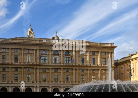 Extérieur du palais de la région de Ligurie avec la fontaine de la place Piazza de Ferrari dans le centre-ville, Gênes, Ligurie, Italie Banque D'Images