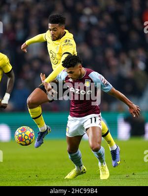 Reece James (à gauche) de Chelsea et Ollie Watkins de Aston Villa se battent pour le ballon lors du match de la Premier League à Villa Park, Birmingham.Date de la photo: Dimanche 26 décembre 2021. Banque D'Images