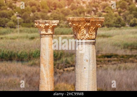 Vue détaillée de colonnes grecques et romaines classiques avec capitale décorative ou chapiter sur le site archéologique d'Andriake en Turquie Banque D'Images