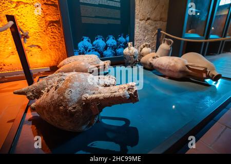 26 août 2021, Andriake, Turquie : l'ancienne amphore grecque a été fabriquée par des potiers à partir d'argile et a été utilisée pour transporter l'huile d'olive et le vin.Exposition éclairée Banque D'Images