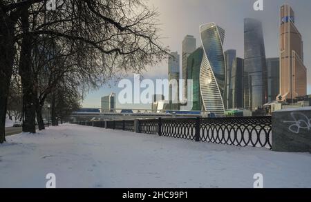 Moscou, Russie - 22 décembre 2021.Vue sur les bâtiments de la ville de Moscou et le pont depuis le remblai de Taras Shevchenko.La photo a été prise en hiver..Photo de haute qualité Banque D'Images