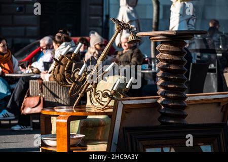 Des expositions anciennes et anciennes ont été présentées sur les meubles anciens dans le cadre du marché ouvert classique et rétro dans le centre de la ville de Zagreb, en Croatie Banque D'Images