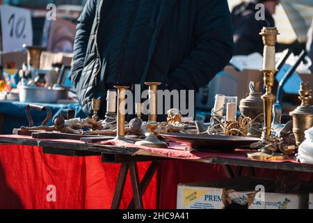 Zagreb, Croatie-19th décembre 2021: Marché d'antiquités ouvert dans la rue Ilica dans la ville de Zagreb, rassemblant beaucoup de personnes regardant les articles d'époque sur di Banque D'Images