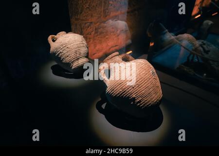 L'ancienne amphore grecque ou romaine a été faite par des potiers d'argile et a été utilisée pour transporter l'huile d'olive et le vin.Exposition illuminée dans le musée Banque D'Images