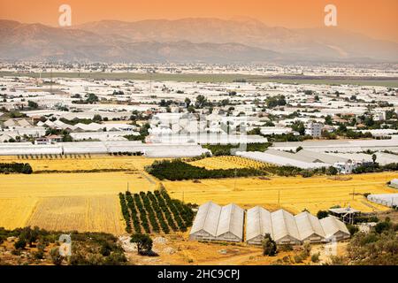 Vue aérienne de différentes serres et champs agricoles dans la campagne de la Turquie.Agriculture et production commerciale de légumes et de fruits Banque D'Images