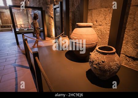 26 août 2021, Andriake, Turquie : l'ancienne amphore grecque a été fabriquée par des potiers à partir d'argile et a été utilisée pour transporter l'huile d'olive et le vin.Exposition éclairée Banque D'Images