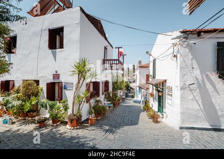 28 août 2021, Kas, Turquie : rues étroites et romantiques de la station balnéaire et de la ville touristique de Kash avec des maisons blanchies à la chaux de style grec Banque D'Images