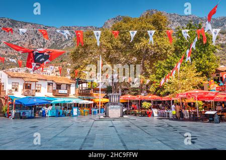 26 août 2021, Kas, Turquie : place principale de la ville de Kas avec un monument à Kemal Ataturk, décoré de drapeaux pour la célébration Banque D'Images