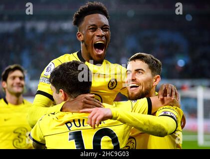 Jorginho de Chelsea (à droite) célèbre avec ses coéquipiers Christian Pulisic et Callum Hudson-Odoi après avoir marquant le troisième but de leur partie depuis la zone de pénalité lors du match de la Premier League à Villa Park, Birmingham.Date de la photo: Dimanche 26 décembre 2021. Banque D'Images