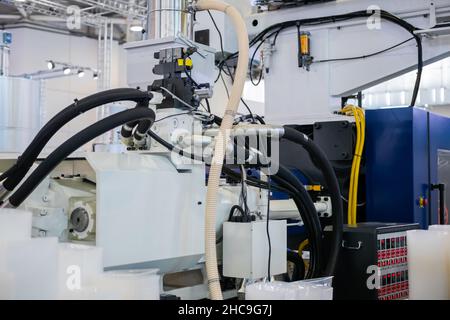 Fait partie de la machine automatique de moulage par injection de plastique pendant le travail Banque D'Images