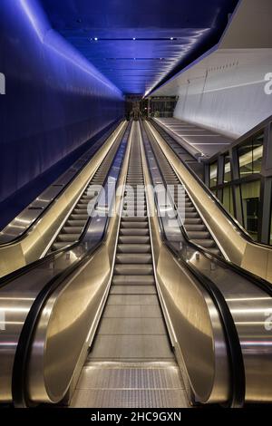 Escaliers roulants éclairés dans l'une des stations de métro les plus récentes et modernes d'Helsinki, Urheilupuisto (Idrottsparken), en Finlande. Banque D'Images