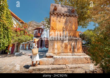 La voyageuse explore le tombeau du roi lycien dans les rues de la petite ville touristique de Kas.Visites et vacances en Turquie Banque D'Images