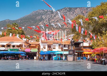 26 août 2021, Kas, Turquie : place principale de la ville de Kas avec un monument à Kemal Ataturk, décoré de drapeaux pour la célébration Banque D'Images