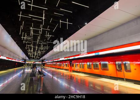 Métro dans l'une des stations de métro les plus récentes et modernes d'Helsinki, Keilaniemi (Kägeludden), en Finlande. Banque D'Images