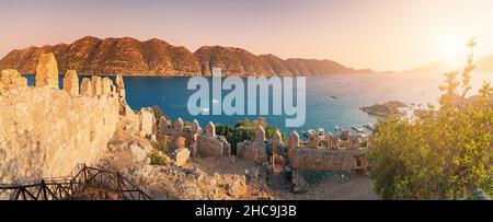 Célèbre château antique de Simena sur un sommet de colline avec une vue panoramique sur la mer à l'heure du coucher du soleil.Voyage et attractions touristiques à Kekova isl Banque D'Images