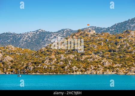 Célèbre château antique de Simena sur un sommet de colline avec drapeau turc.Voyage et attractions touristiques à Kekova Island Banque D'Images