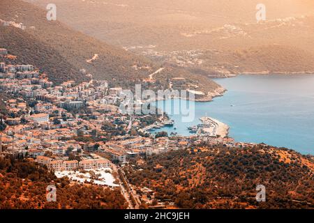 Vue imprenable sur la station balnéaire de Kas en Turquie.Port avec port et maisons blanches avec des toits d'orange attendant les touristes.rivie turc Banque D'Images