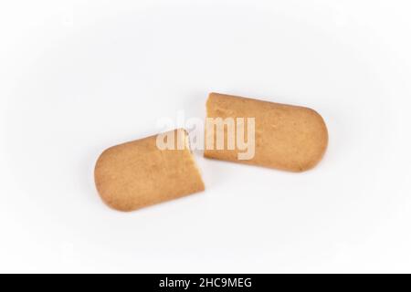 Gros plan le biscuit serbe Plazma.Plazma cassé sur fond blanc.Vue de dessus. Banque D'Images