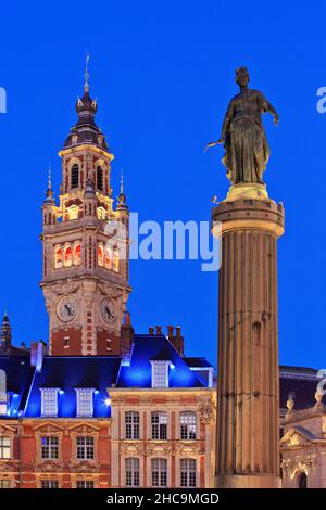 La colonne de la Déesse (Mémorial du Siège de 1792) et le beffroi de la Chambre de Commerce de Lille (Nord), France Banque D'Images