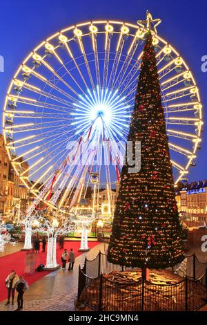 Grande roue et arbre de Noël à la Grand-place de Lille (Nord), France Banque D'Images