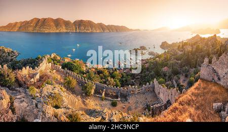 Célèbre château antique de Simena sur un sommet de colline avec une vue panoramique sur la mer à l'heure du coucher du soleil.Voyage et attractions touristiques à Kekova isl Banque D'Images