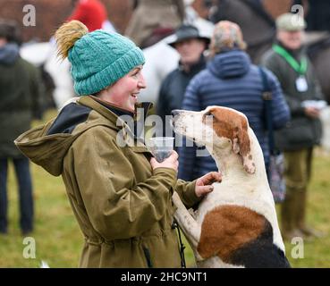 Un chien est ami d'un supporter lors de la rencontre du Cottesmore Hunt Boxing Day à Barleythorpe, dimanche 26 décembre 2021 © 2021 Nico Morgan.Tous droits réservés Banque D'Images