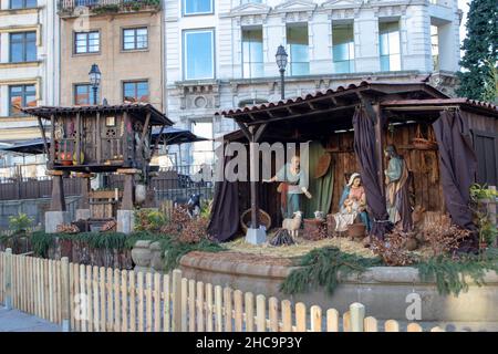 OVIEDO, ESPAGNE - DÉCEMBRE 22,2021 : scène de la Nativité sur la place de la cathédrale dans le centre historique d'Oviedo pendant la période de Noël Banque D'Images