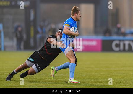 LONDRES, ROYAUME-UNI.26th décembre 2021.Duhan van der Merwe de Worcester Warriors est affronté lors du match de rugby Gallagher First ership Round 11 entre Saracens et Worcester Warriors au stade de Twickenham Stoop, le dimanche 26 décembre 2021.LONDRES, ANGLETERRE.Credit: Taka G Wu/Alay Live News Banque D'Images