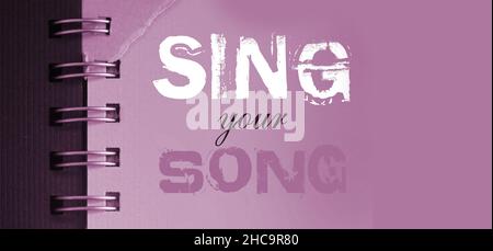 Chantez vos mots de chanson sur la page bleu ciel de coaaabok en blanc et en rose. Concept de musique. Banque D'Images