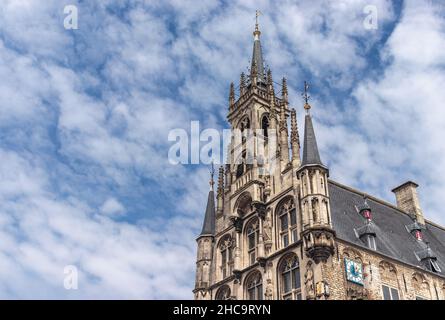 Paysage urbain aérien ensoleillé d'été de Gouda, capitale du fromage aux pays-Bas Banque D'Images