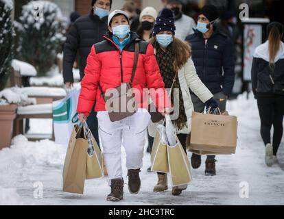 Vancouver, Canada.26th décembre 2021.Les gens font des achats pendant les ventes du lendemain de Noël à Vancouver, en Colombie-Britannique, au Canada, le 26 décembre 2021.Le lendemain de Noël est l'un des plus grands jours de magasinage au Canada.Credit: Liang Sen/Xinhua/Alay Live News Banque D'Images