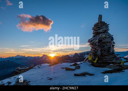 Cairn de pierre sur une crête de montagne enneigée près de Rifugio Quintino Sella al Felik Banque D'Images