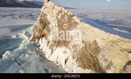 Célèbre monument naturel en Russie, Sibérie, Baikal.Vue aérienne d'un paysage d'hiver à couper le souffle avec un lac gelé sans fin et des pentes abruptes d'un Banque D'Images