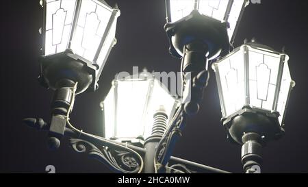 Belles lampes de rue rétro éclairées, isolées sur fond de ciel nocturne.Gros plan sur les lanternes noires à l'ancienne la nuit Banque D'Images