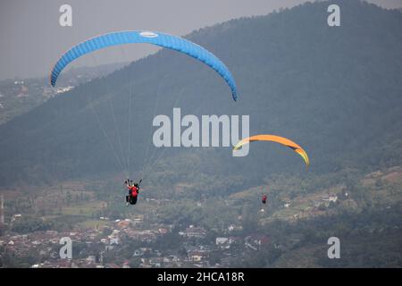 Parapente sport qui se tient chaque semaine si le temps est favorable, qui est sur l'une des montagnes à l'est de Java, Indonésie Banque D'Images
