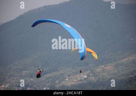 Parapente sport qui se tient chaque semaine si le temps est favorable, qui est sur l'une des montagnes à l'est de Java, Indonésie Banque D'Images