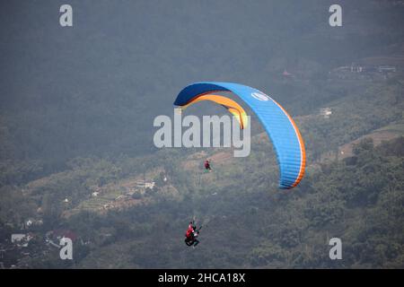 Parapente sport qui se tient chaque semaine si le temps est favorable, qui est sur l'une des montagnes à l'est de Java, Indonésie Banque D'Images