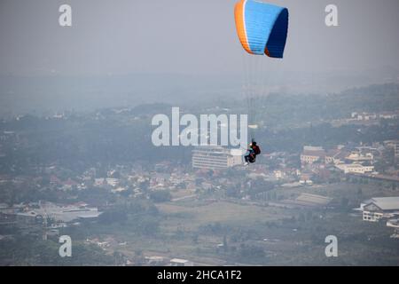 Parapente sport qui se tient chaque semaine si le temps est favorable, qui est sur l'une des montagnes à l'est de Java, Indonésie Banque D'Images
