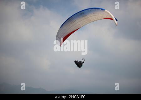 Parapente sport qui se tient chaque semaine si le temps est favorable, qui est sur l'une des montagnes à l'est de Java, Indonésie Banque D'Images