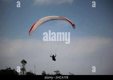 Parapente sport qui se tient chaque semaine si le temps est favorable, qui est sur l'une des montagnes à l'est de Java, Indonésie Banque D'Images