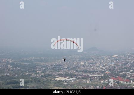 Parapente sport qui se tient chaque semaine si le temps est favorable, qui est sur l'une des montagnes à l'est de Java, Indonésie Banque D'Images