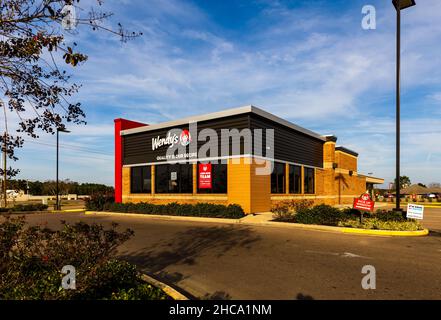 Flowood, MS - 15 décembre 2021 : Wendy's est une chaîne de restauration rapide fondée par Dave Thomas et connue pour ses hamburgers, frites et gelées. Banque D'Images