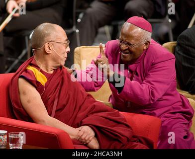 Seattle, Washington, États-Unis.26th décembre 2021.Sa Sainteté le DALAÏ LAMA et l'archevêque DESMOND TUTU parlent des thèmes communs à toutes les traditions spirituelles, le cinquième jour de la Journée interspirituelle.(Credit image: © Daren Fetiman/ZUMA Press) Banque D'Images