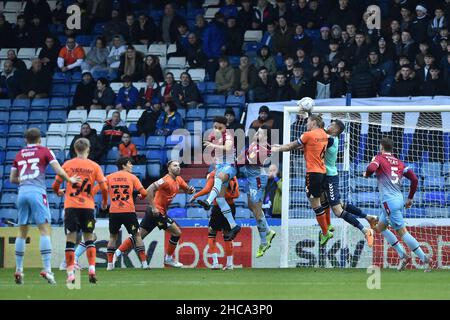 OLDHAM, ROYAUME-UNI.DÉC 26th Jayson Leutwiler (gardien de but) d'Oldham Athletic se libère lors du match de la Sky Bet League 2 entre Oldham Athletic et Scunthorpe United à Boundary Park, Oldham, le dimanche 26th décembre 2021.(Crédit : Eddie Garvey | MI News) Banque D'Images